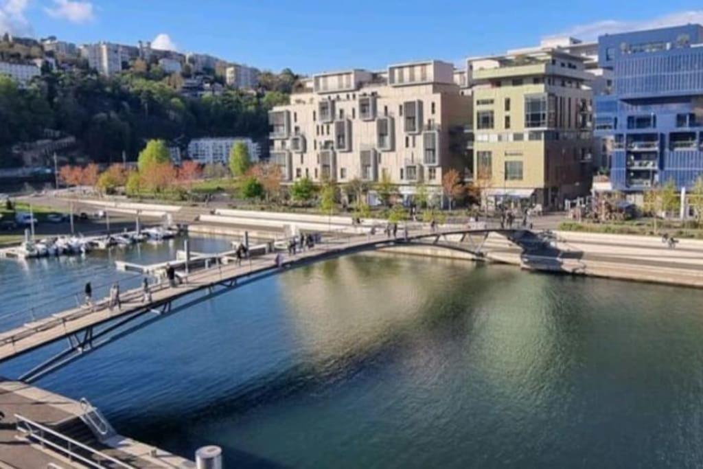 Appartement Dans Peniche Atypique Et Idyllique A Confluence Lyon Exterior photo